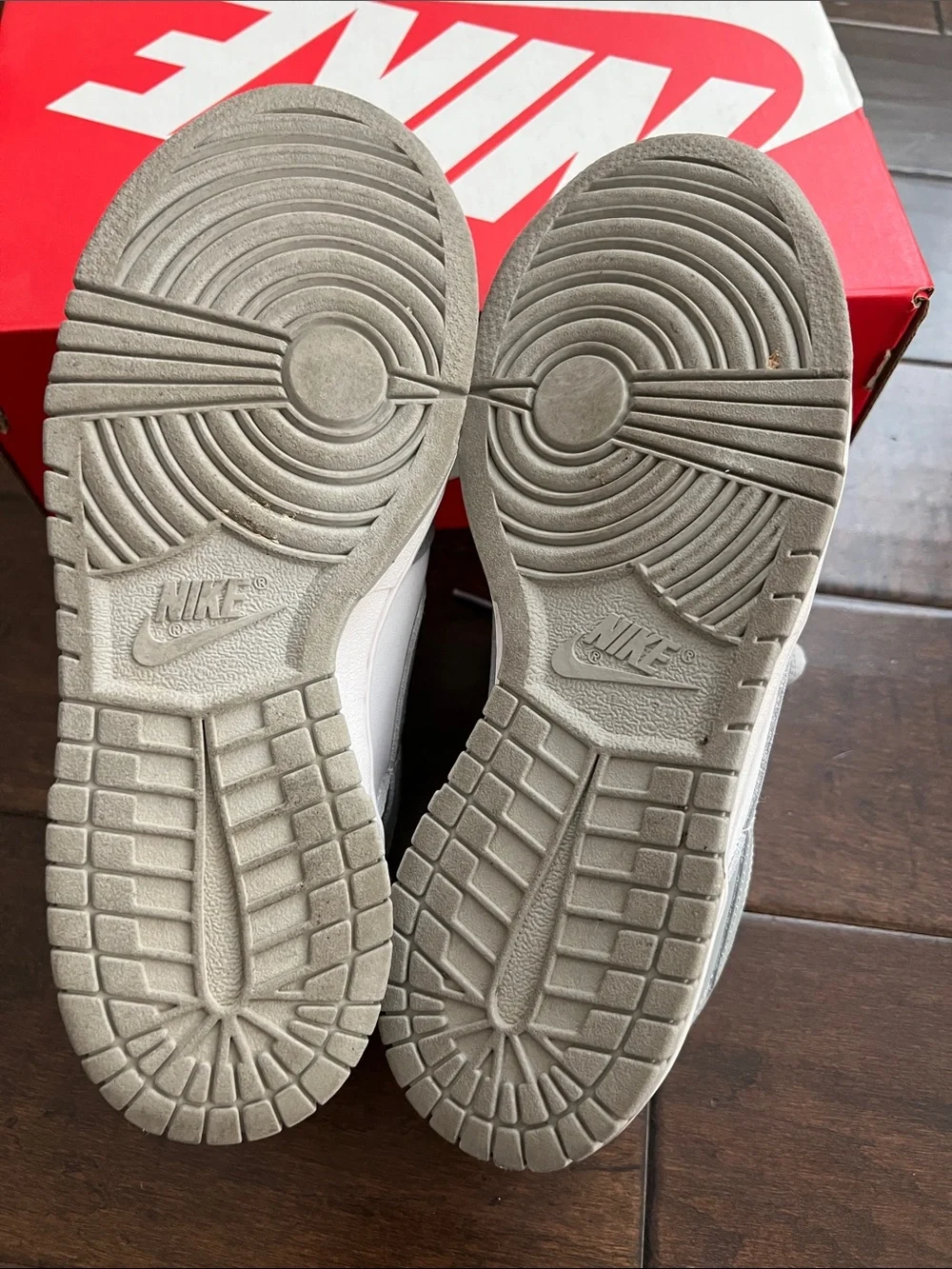 Nike Kids Low-Top Sneakers in White and Light Gray